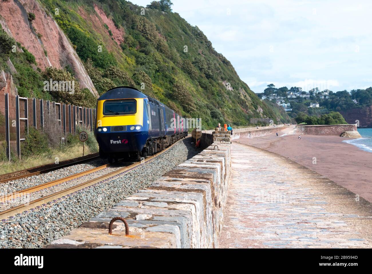 First Great Western British Rail Class 43 HST InterCity 125 High Speed Train sul lungomare di Teignmouth, Devon, Inghilterra Foto Stock