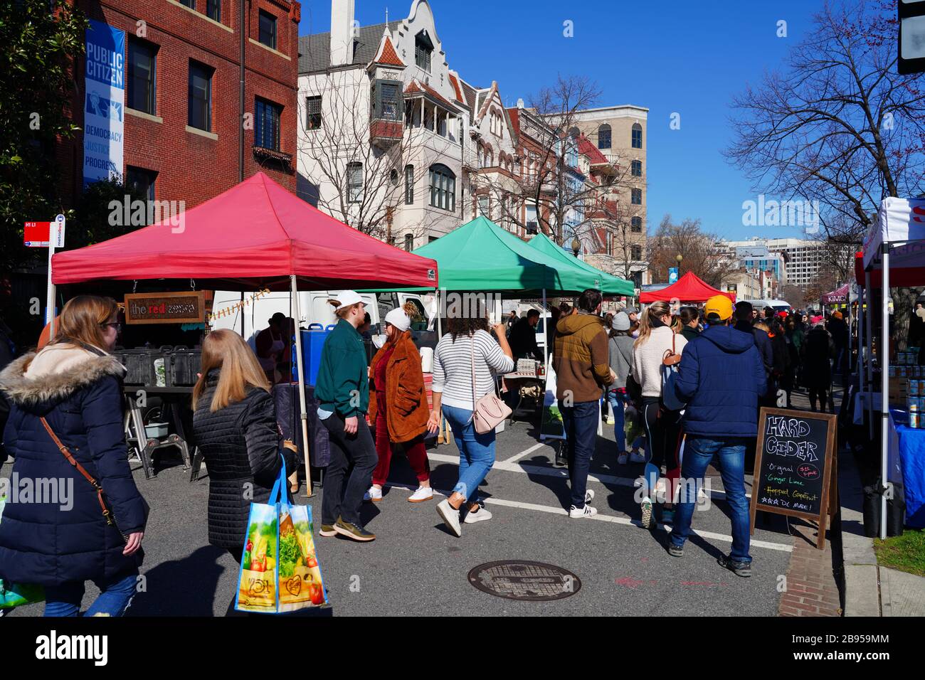 WASHINGTON, DC -23 FEB 2020- Vista del mercato Freshfarm, un mercato settimanale all'aperto dei coltivatori di domenica nel cerchio di Dupont a Washington DC. Foto Stock