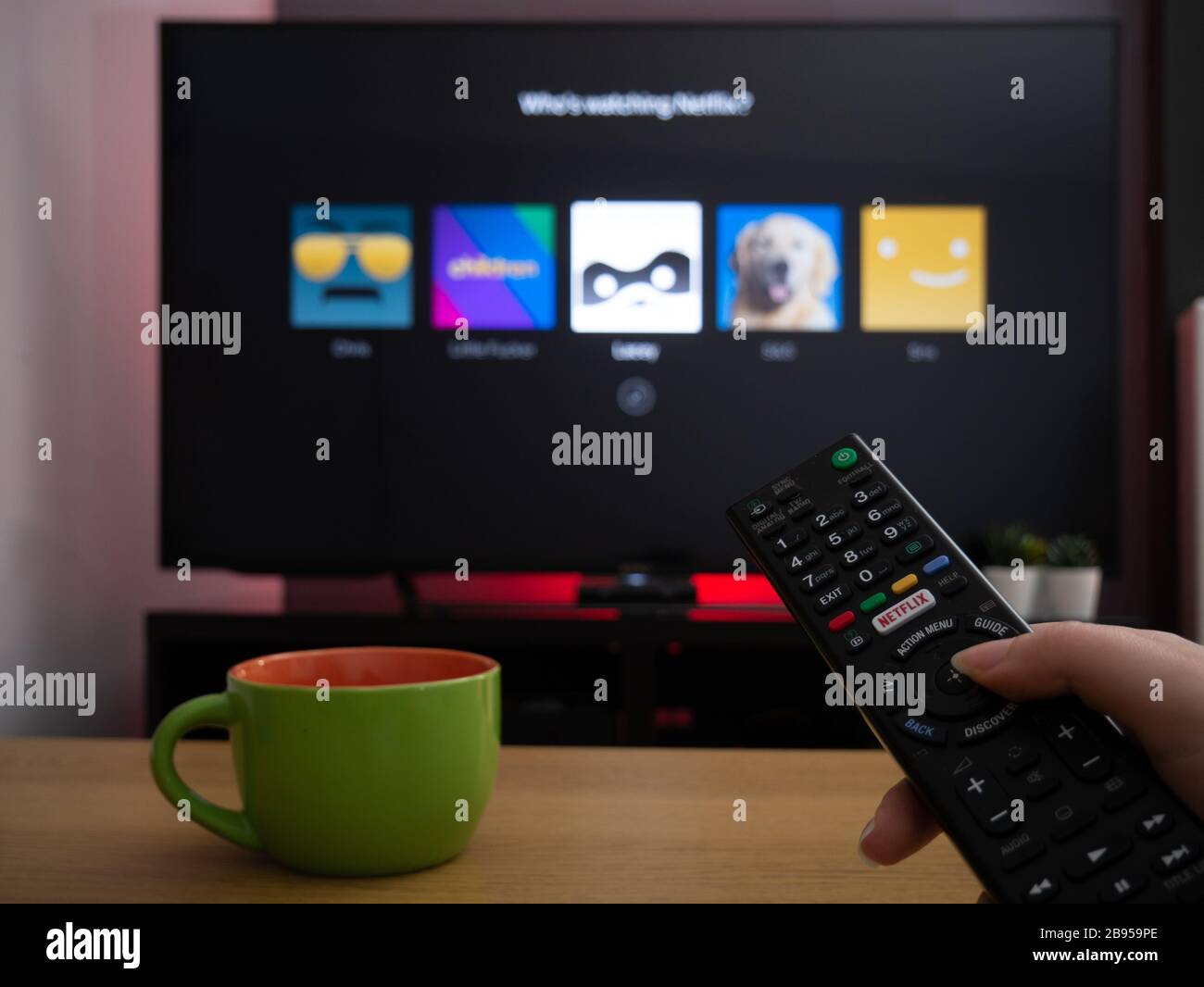 UK, Marzo 2020: TV Television pagina di selezione del profilo Netflix Chi sta guardando con il telecomando Foto Stock
