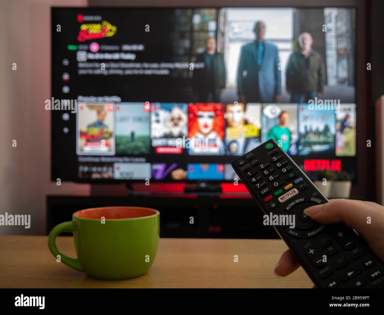 UK, Marzo 2020: TV Television pagina di selezione Netflix migliore chiamata saul serie originale Foto Stock