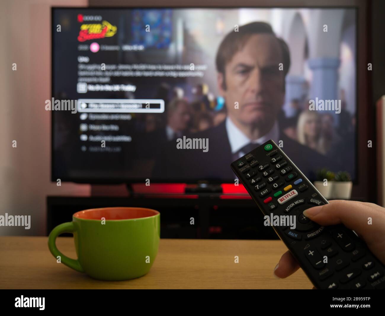 UK, Marzo 2020: TV Television migliore chiamata serie saul sulla home page di netflix Foto Stock