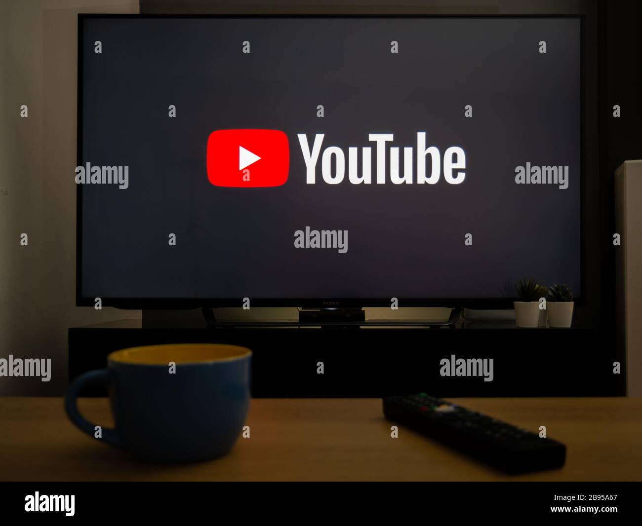 Regno Unito, marzo 2020: TV Televisione logo YouTube sullo schermo Foto Stock