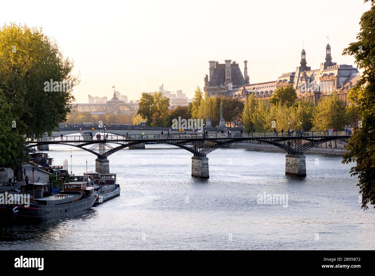 Vista della Senna con Pont des Arts, Musee du Louvre e Grand Palais, Parigi, Ile-de-France, Francia Foto Stock