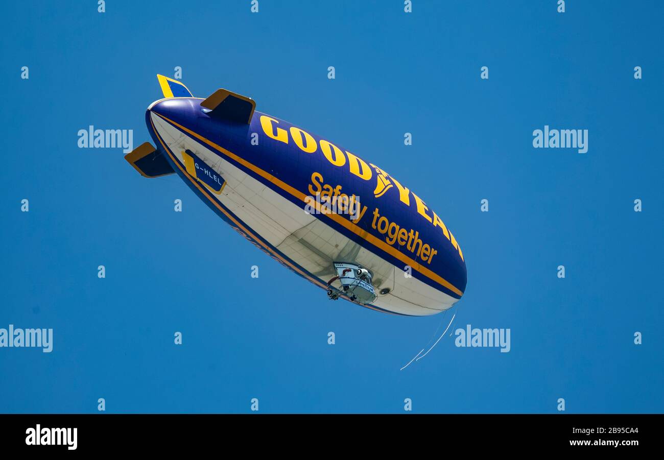 La nave Good Year (blimp) che sorvola lo Yorkshire occidentale, nel Regno Unito, contro un cielo blu chiaro durante il tragitto per la televisione di un evento sportivo Foto Stock