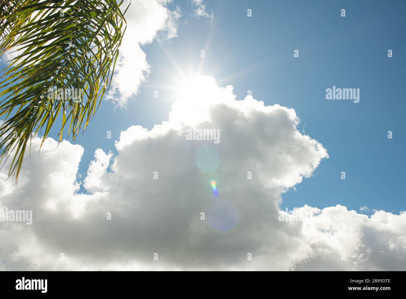 Sole soleggiato cielo blu parzialmente nuvoloso nessuna pioggia previsioni meteo stock foto Foto Stock