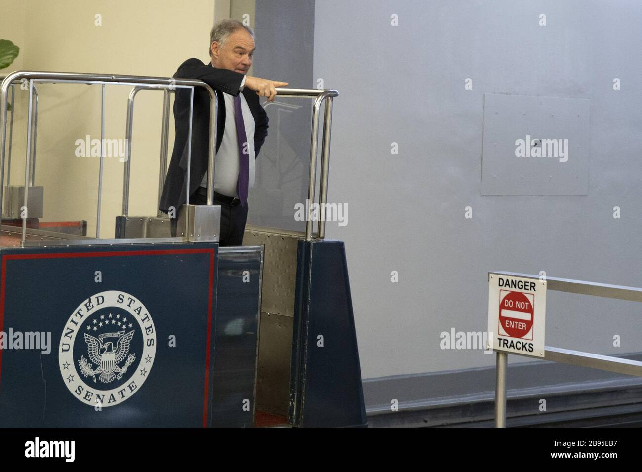 Washington, Stati Uniti. 23 marzo 2020. Il senatore Tim Kaine (D-VA) si dirige al senato per votare sul Campidoglio a Washington, DC lunedì 23 marzo 2020. Foto di Tasos Katopodis/UPI Credit: UPI/Alamy Live News Foto Stock