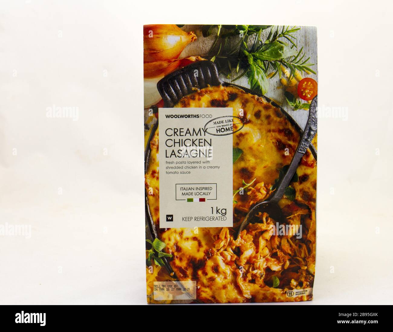 Alberton, Sud Africa - un contenitore di Woolworths cibo lasagna di pollo cremoso isolato su una chiara immagine di sfondo con spazio copia Foto Stock