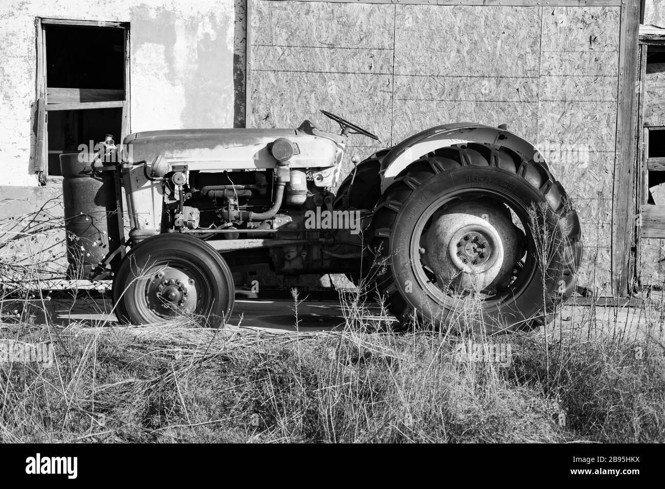 Vecchio trattore in bianco e nero Foto Stock