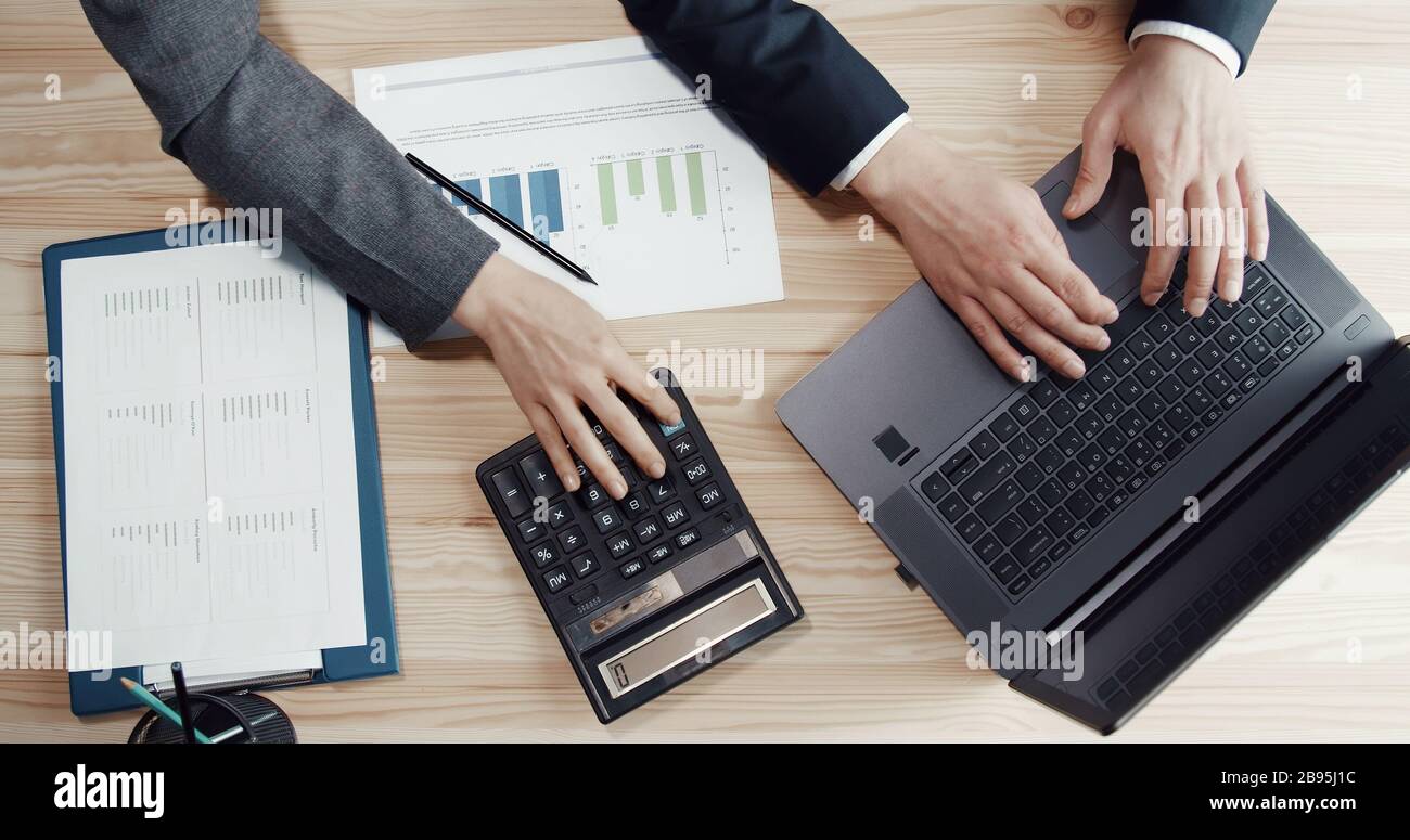 Tre mani durante il processo di contabilità Foto Stock