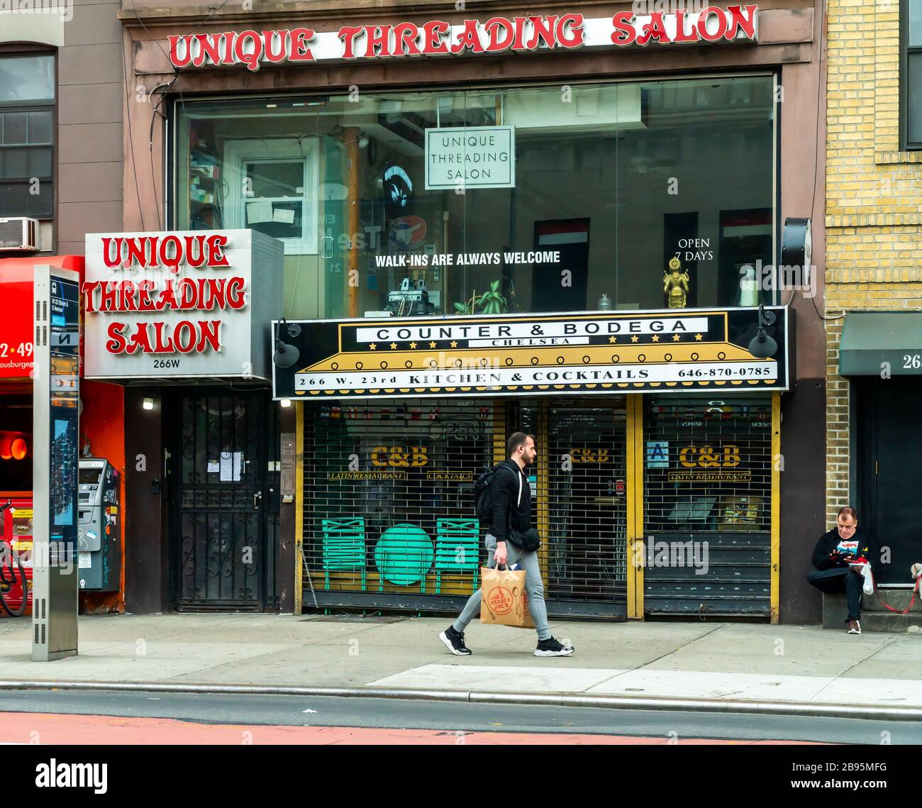 Un salone di bellezza nel quartiere Chelsea di New York è visto il Venerdì 20 marzo 2020. Il governatore dello Stato di New York Andrew Cuomo, insieme ai governatori del New Jersey e del Connecticut hanno ordinato la chiusura di negozi di barbieri, saloni per unghie e capelli, saloni per tatuaggi e altre attività di cura personale. (© Richard B. Levine) Foto Stock