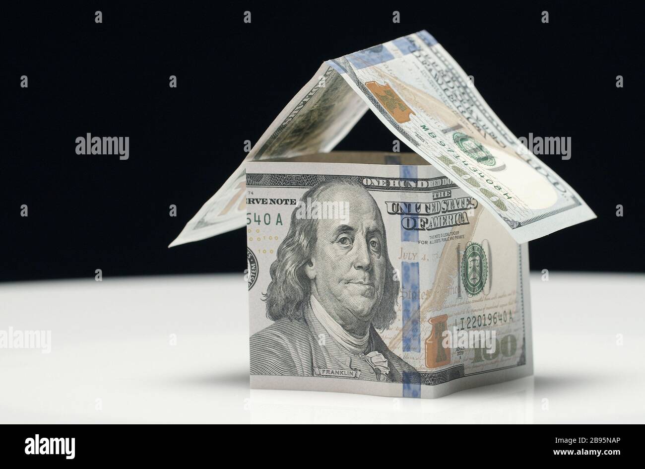 Casa fatta di banconote in dollari Foto Stock