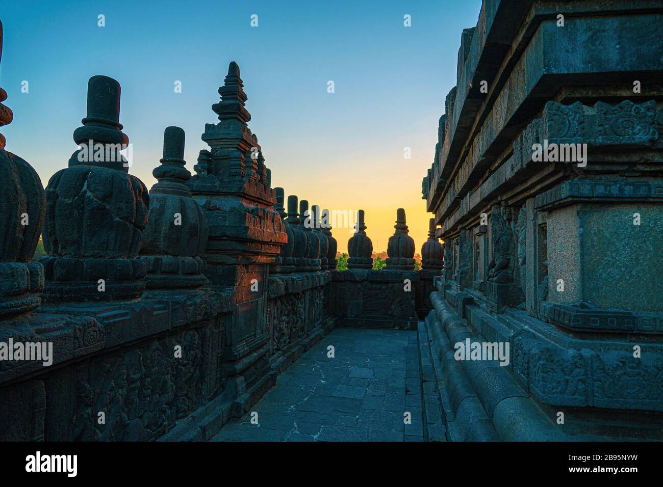 Tempio di Prambanan al tramonto, patrimonio mondiale dell'UNESCO. Uno dei luoghi da visitare nel centro di Giava e in Indonesia per ammirare i bellissimi templi. Foto Stock