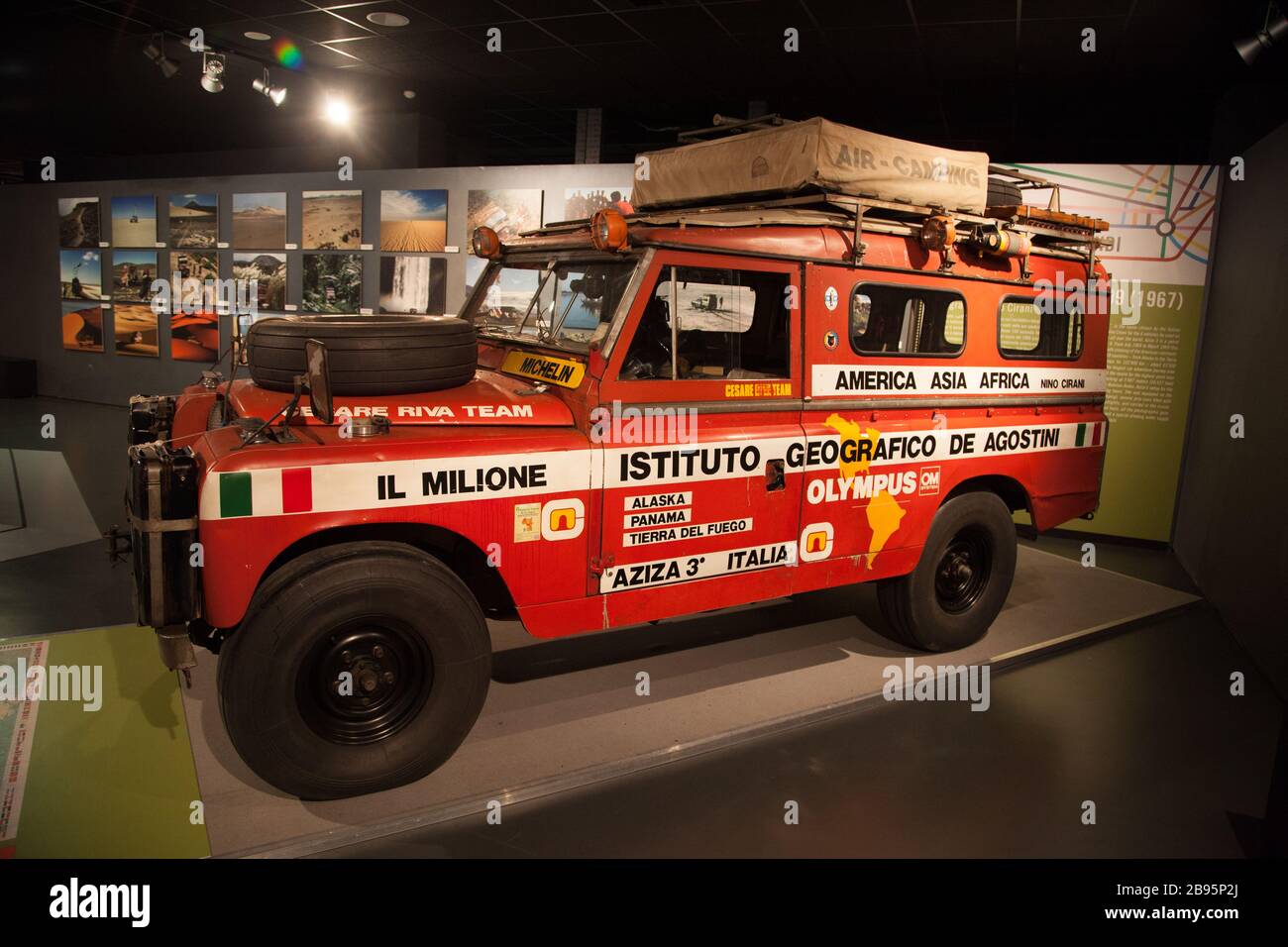 Defender storico Automobile Museo Torino interno Museo Foto Stock