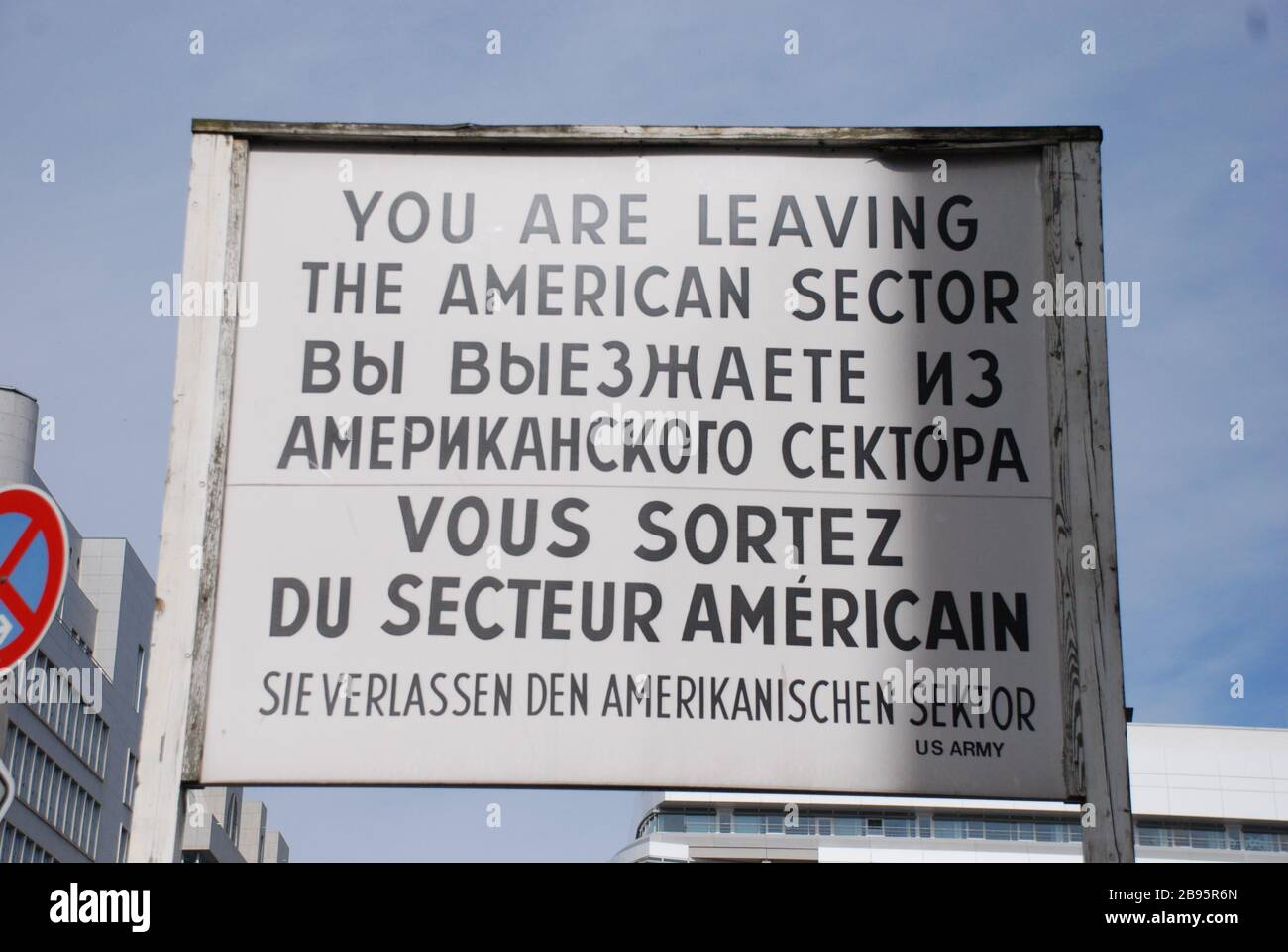 L'ex incrocio tra la Germania Est e Ovest al Checkpoint Charlie a Berlino, Germania Foto Stock
