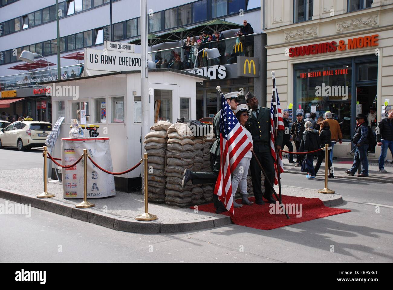L'ex incrocio tra la Germania Est e Ovest al Checkpoint Charlie a Berlino, Germania Foto Stock