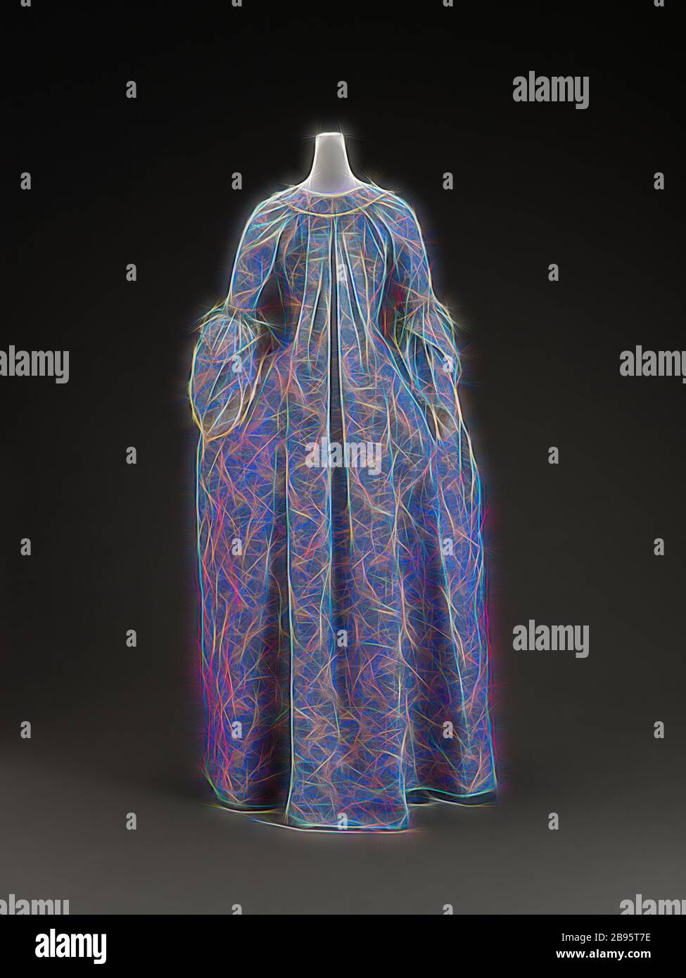 Abito, circa 1760, broccato di seta con trama e ordito supplementare di seta, centro posteriore 57-1/2 in., tessile e arti di moda, reimmaginata da Gibon, disegno di calore allegro di luminosità e raggi di luce radianza. Arte classica reinventata con un tocco moderno. La fotografia ispirata al futurismo, che abbraccia l'energia dinamica della tecnologia moderna, del movimento, della velocità e rivoluziona la cultura. Foto Stock