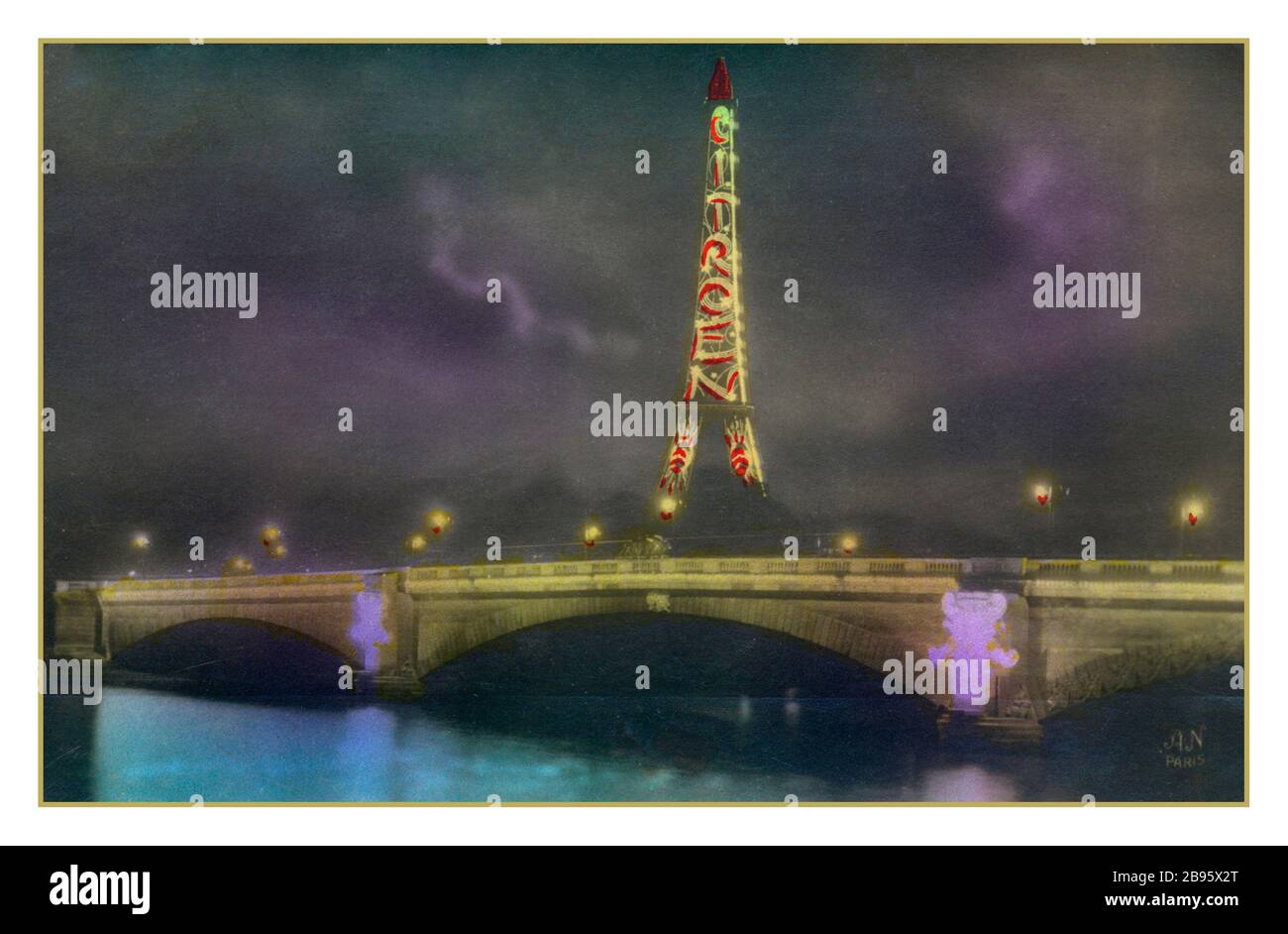 1900 's TORRE EIFFEL CITROEN Vintage Historic Postcard Torre Eiffel di notte, con la pubblicità Citroën, 1925 Parigi Francia la società automobilistica Citroen ha utilizzato il punto di riferimento di Parigi per promuovere il loro marchio per quasi un decennio, con 250,000 luci fissate alla torre. Era la pubblicità più grande del mondo Foto Stock