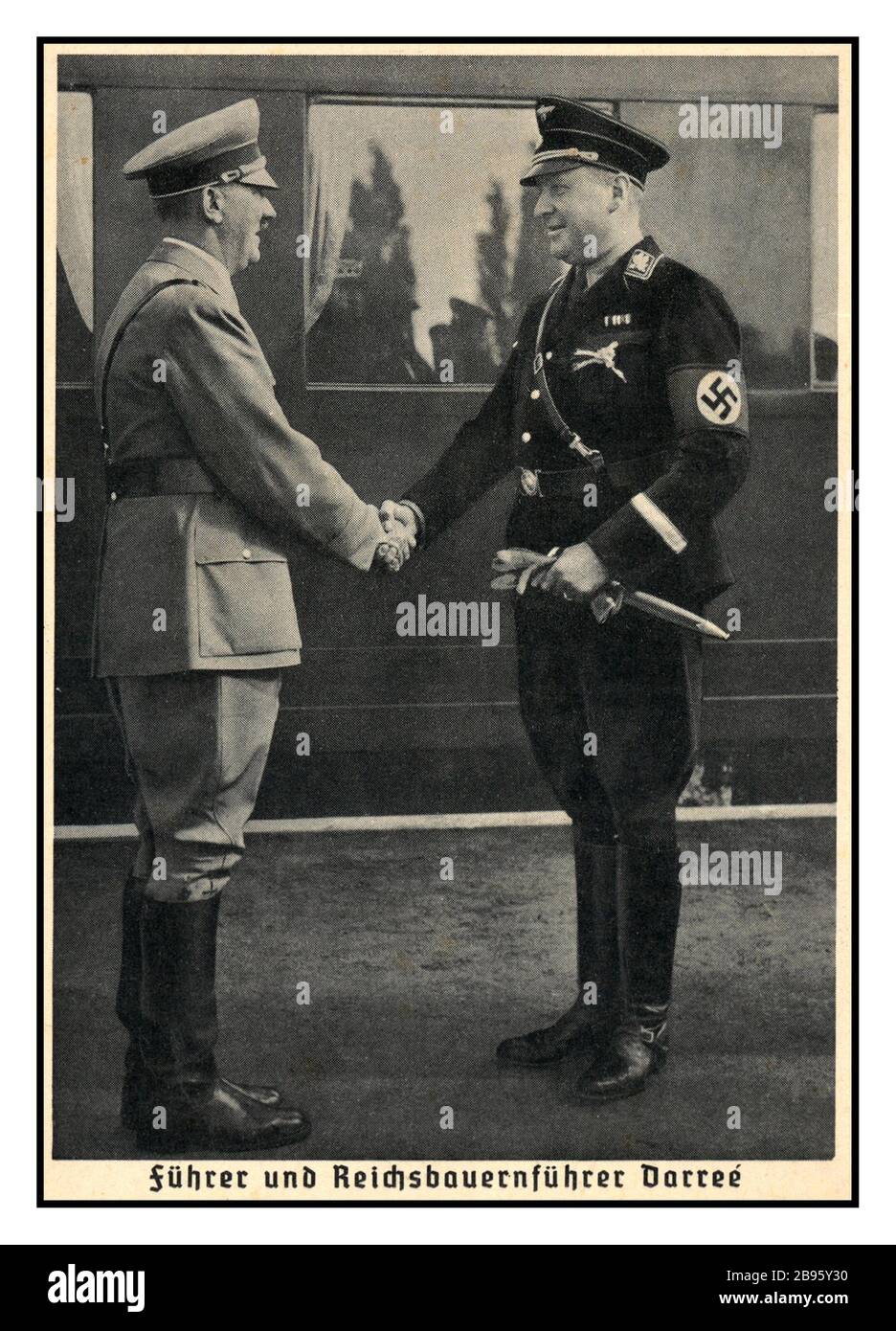 La Germania nazista Adolf Hitler e Reichsbauernfuhrer Richard Walther Darré, nato Ricardo Walther Óscar Darré, fu uno dei principali ideologi nazisti serviti come Ministro dell'alimentazione e dell'Agricoltura dal 1933 al 1942. Era un alto funzionario delle SS e settimo comandante più anziano dell'organizzazione nazista. Seconda Guerra Mondiale Foto Stock