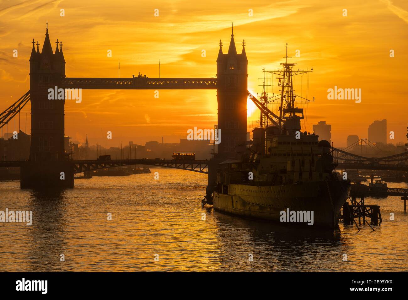Londra UK, 14th Feb 2019. Torre Birdge all'alba sul Tamigi, Londra. Foto Stock
