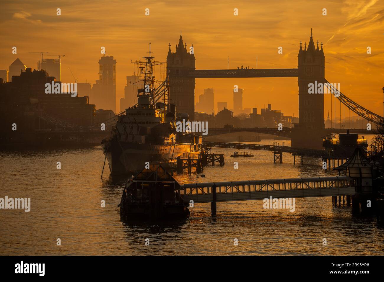 Londra UK, 14th Feb 2019. Torre Birdge all'alba sul Tamigi, Londra. Foto Stock