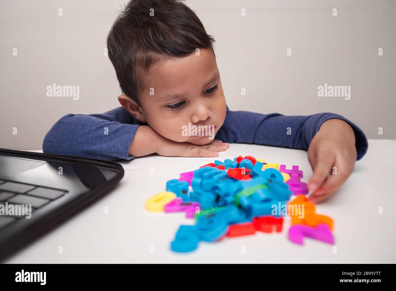 Un preschooler ritrae i disordini di apprendimento che rendono l'apprendimento difficile e non è interessato al programma di studi in linea né ai manipolatori. Foto Stock