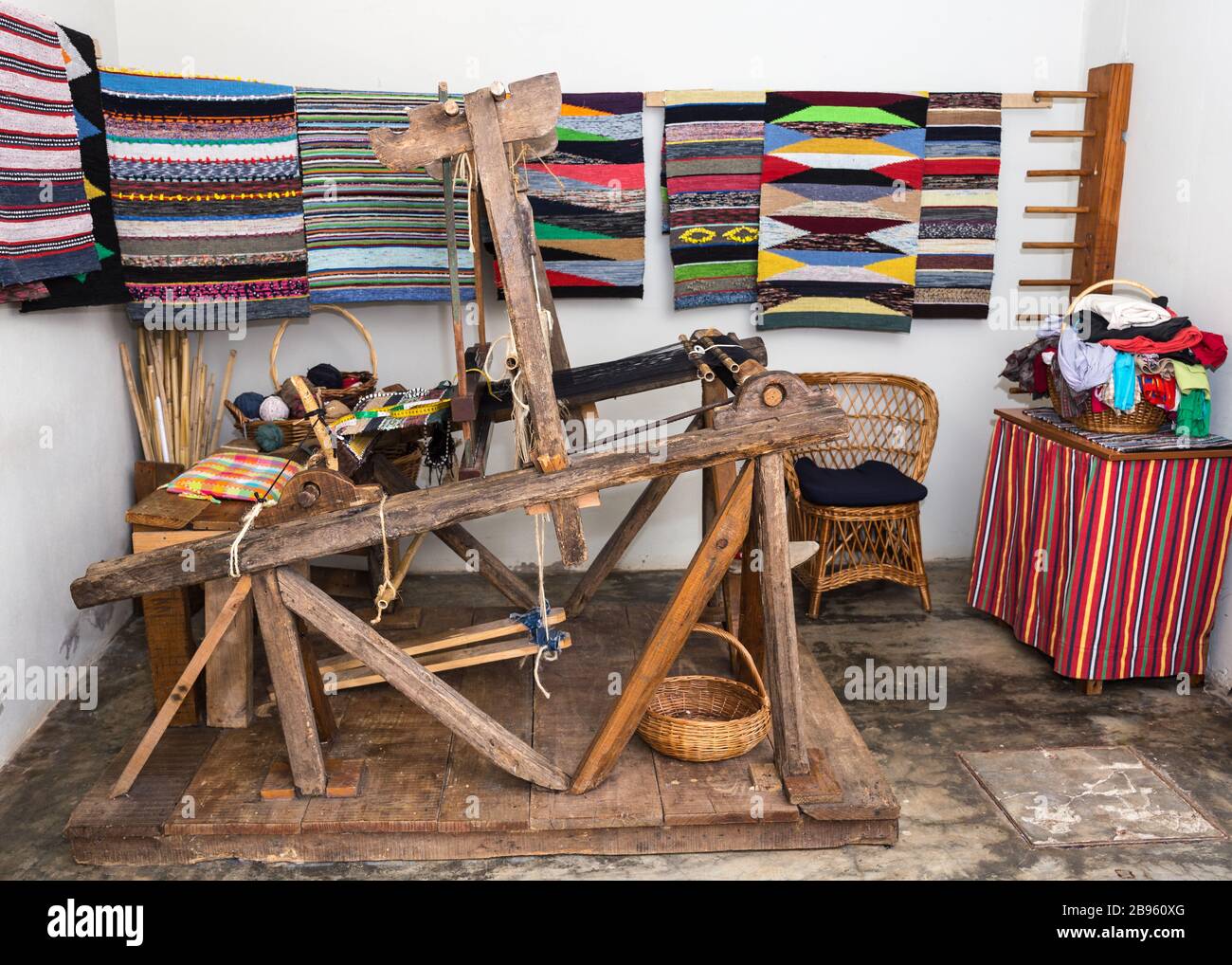 Vecchia macchina da tessitura tradizionale a Santana, isola di Madeira, Portogallo Foto Stock