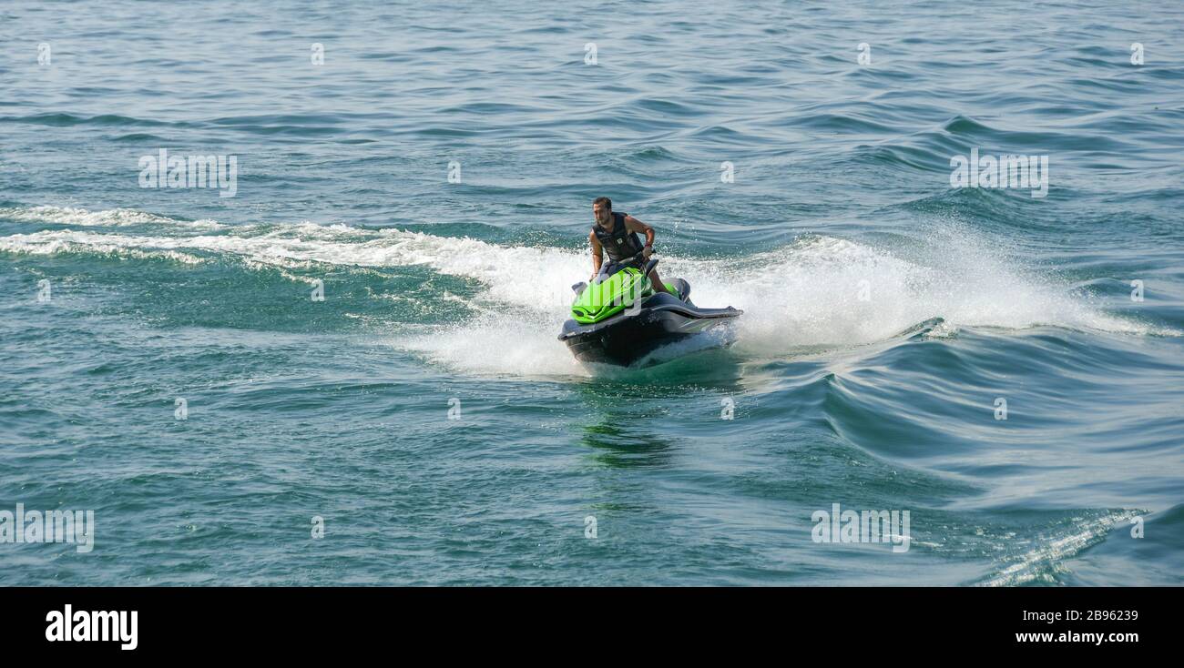 LAGO DI GARDA, ITALIA - SETTEMBRE 2018: Persona che gira bruscamente su una veloce moto d'acqua sul Lago di Garda. Foto Stock