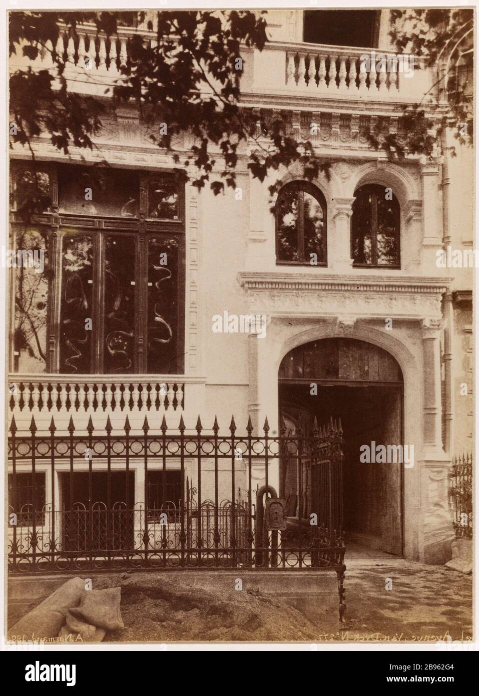 Avenue. Dyck furgone Parigi, l'hotel Reinach Avenue Van Dyck, 8 ° arrondissement, Parigi. Hôtel Reinach, avenue Van Dyck, Parigi (VIIIème arr.). Photographie d'Alfred Nicolas Normand (1822-1909). Albuminé di papier, 1886. Parigi, musée Carnavalet. Foto Stock