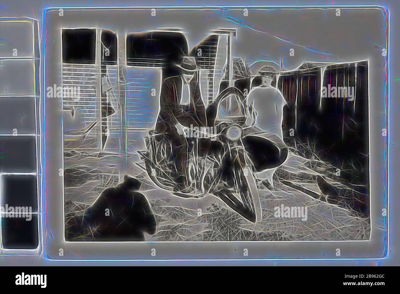 Fotografia digitale - uomo su moto con Sidecar, con Madre, cortile, Brunswick, circa 1935, uomo su moto con vettura laterale, con sua madre in piedi a destra nel cortile. Questa fotografia mostra Joseph Doolan sulla sua moto indiana Chief con sua madre Emily, nel loro cortile di famiglia, Brunswick, circa 1935., Reimagined da Gibon, design di calore allegro di luminosità e raggi di luce radianza. Arte classica reinventata con un tocco moderno. La fotografia ispirata al futurismo, che abbraccia l'energia dinamica della tecnologia moderna, del movimento, della velocità e rivoluziona la cultura. Foto Stock