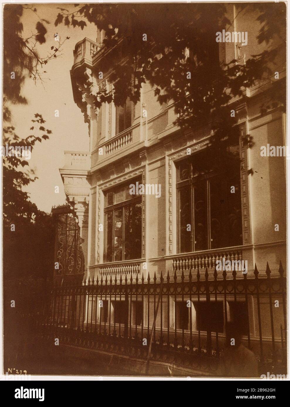 Parigi, l'hotel Reinach Avenue Van Dyck, 8 ° arrondissement, Parigi. Hôtel Reinach, avenue Van Dyck, Parigi (VIIIème arr.). Photographie d'Alfred Nicolas Normand (1822-1909). Albuminé di papier, 1886. Parigi, musée Carnavalet. Foto Stock