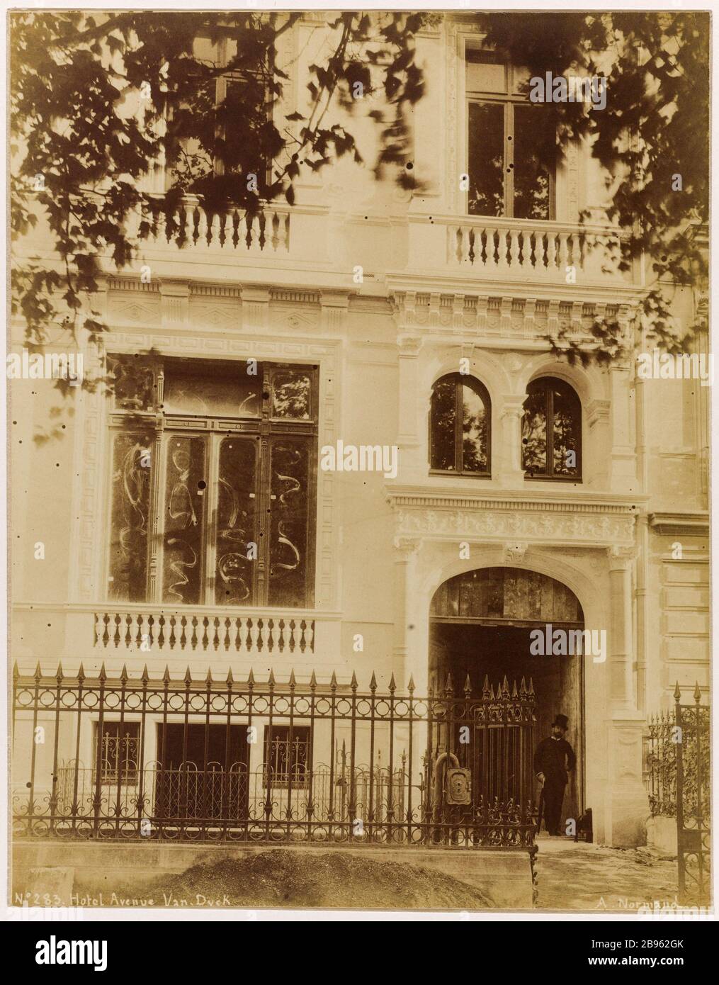 Hotel Avenue Van.Dyck. Parigi, l'hotel Reinach Avenue Van Dyck, 8 ° arrondissement, Parigi. Hôtel Reinach, avenue Van Dyck, Parigi (VIIIème arr.). Photographie d'Alfred Nicolas Normand (1822-1909). Albuminé di papier, 1886. Parigi, musée Carnavalet. Foto Stock