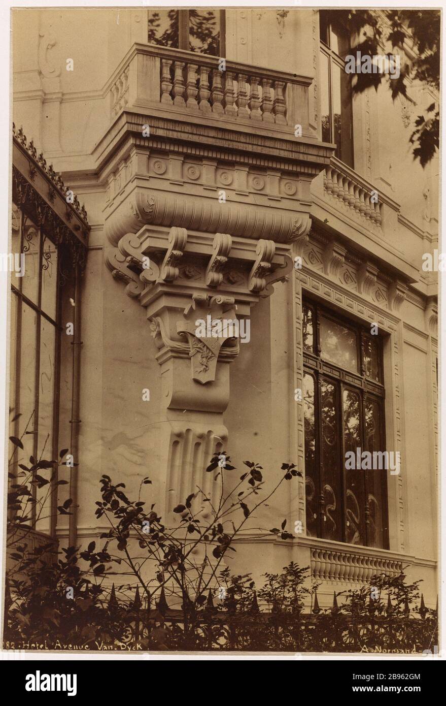 Hotel Avenue Van. Dyck. Parigi, l'hotel Reinach Avenue Van Dyck, 8 ° arrondissement, Parigi. Hôtel Reinach, avenue Van Dyck, Parigi (VIIIème arr.). Photographie d'Alfred Nicolas Normand (1822-1909). Albuminé di papier, 1886. Parigi, musée Carnavalet. Foto Stock