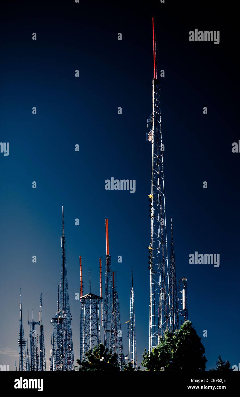 Gruppo di torri cellulari, drammatico Foto Stock