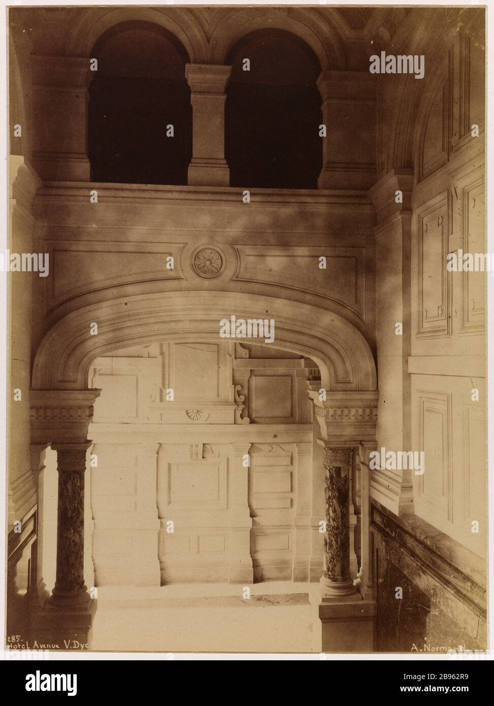Hotel Avenue V. Dyck. Parigi, l'hotel Reinach Avenue Van Dyck, 8 ° arrondissement, Parigi. Hôtel Reinach, avenue Van Dyck, Parigi (VIIIème arr.). Photographie d'Alfred Nicolas Normand (1822-1909). Albuminé di papier, 1886. Parigi, musée Carnavalet. Foto Stock