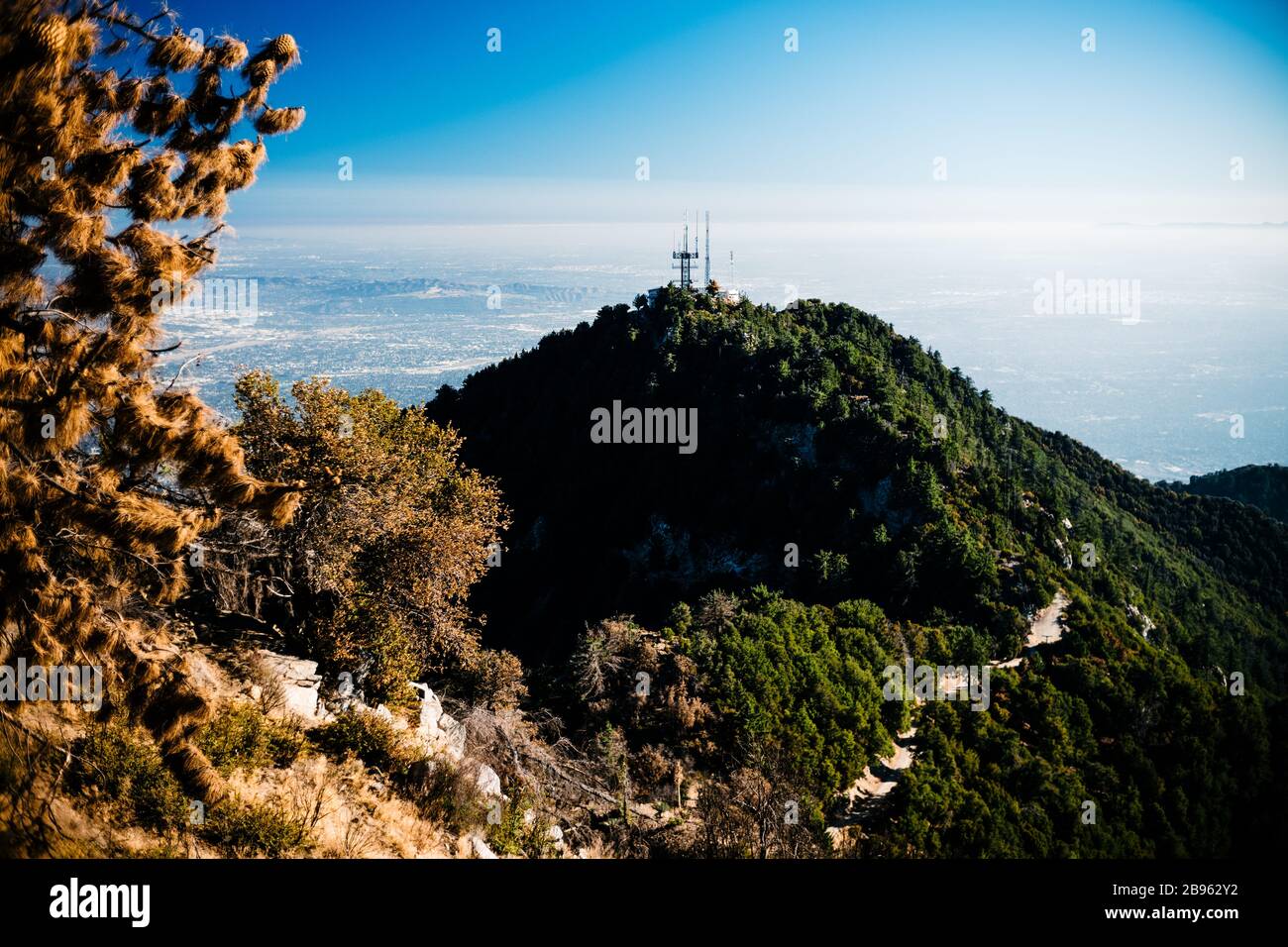 Torre cellulare sulla montagna che domina la città sottostante Foto Stock