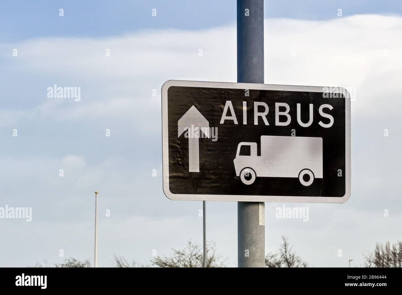 BROUGHTON, GALLES - MARZO 2020: Cartello stradale che dirige i conducenti dei camion di consegna alla fabbrica di Airbus. La fabbrica fa le ali per gli aerei Airbus. Foto Stock