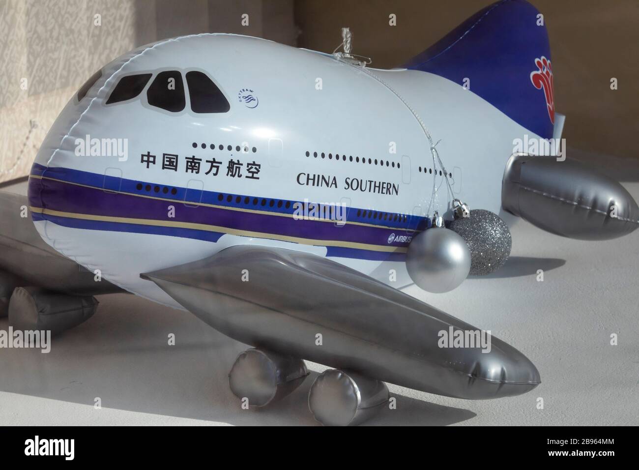 Un aereo giocattolo con l'iscrizione 'China Southern' nella finestra dell'azienda Foto Stock
