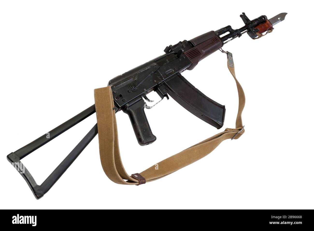 fucile d'assalto kalashnikov AK 74 con coltello a baionetta isolato su fondo bianco Foto Stock