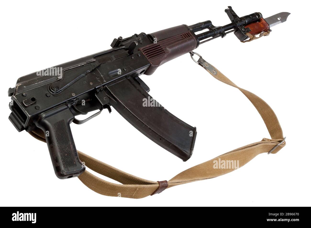 fucile d'assalto kalashnikov AK 74 con coltello a baionetta isolato su fondo bianco Foto Stock
