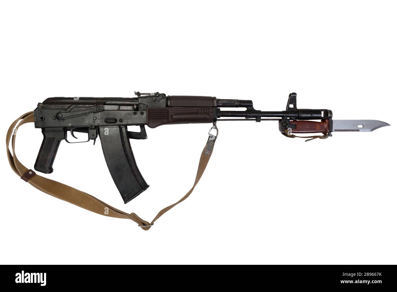 fucile d'assalto kalashnikov AK 74 con coltello a baionetta isolato su fondo bianco Foto Stock