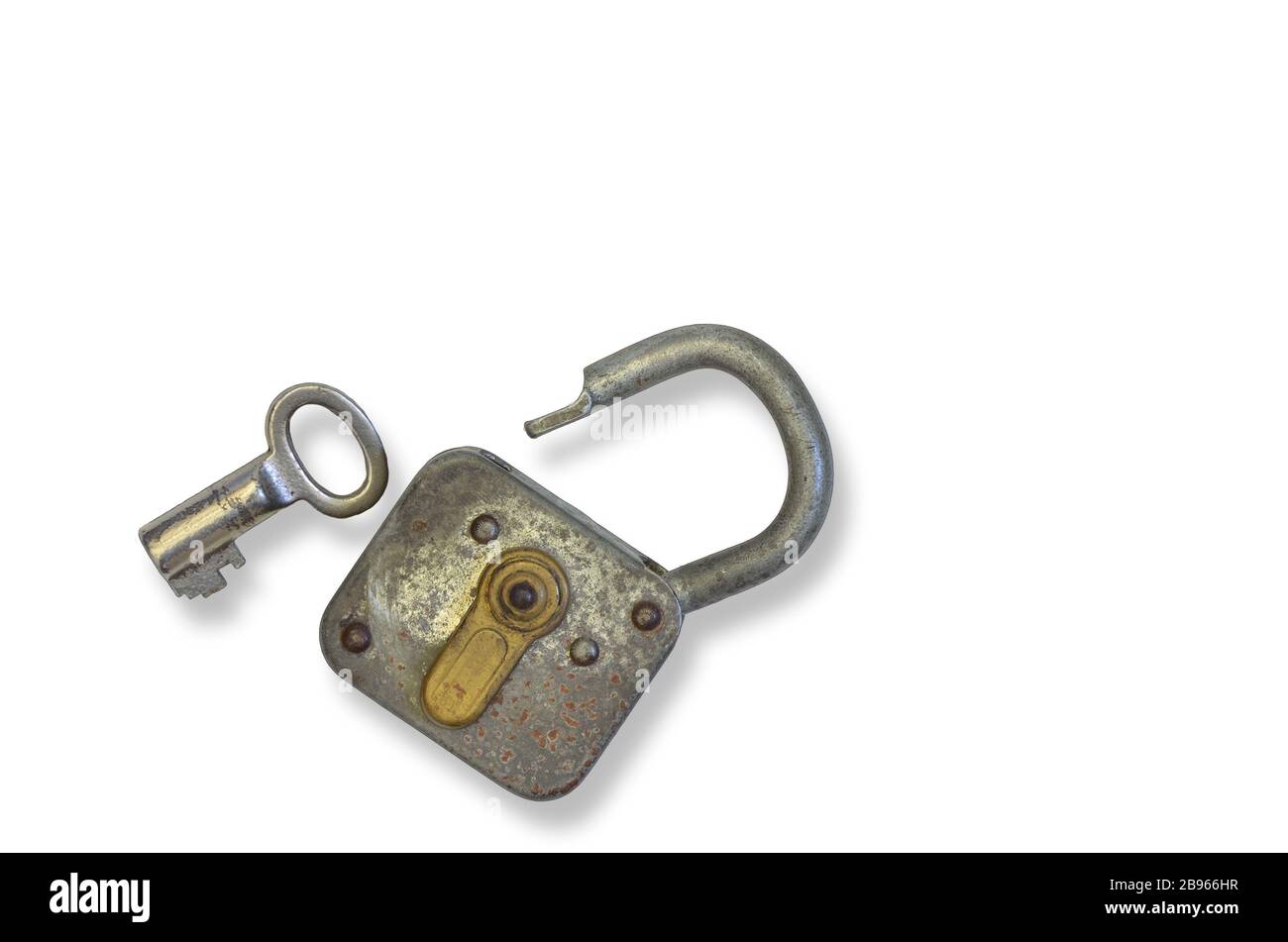 vecchio lucchetto arrugginito con chiave, primo piano, isolato su sfondo bianco Foto Stock