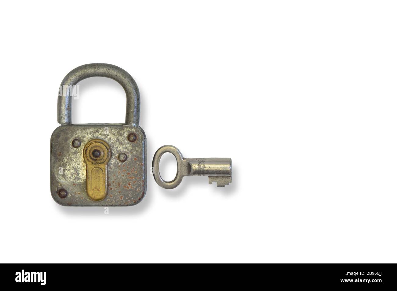 vecchio lucchetto arrugginito con chiave, primo piano, isolato su sfondo bianco Foto Stock