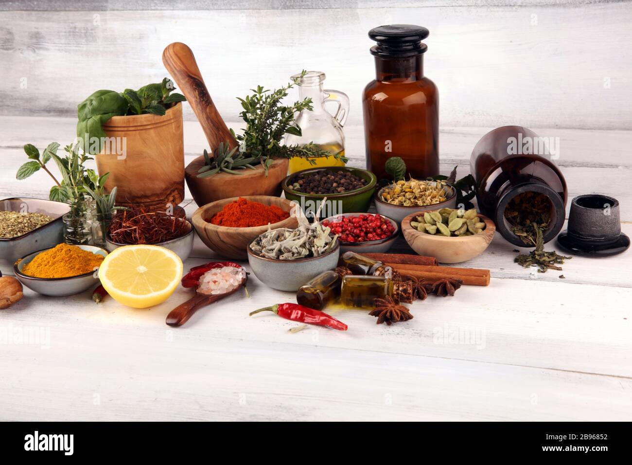 Spezie ed erbe sul tavolo. Cibo e cucina ingredienti a tavola Foto Stock