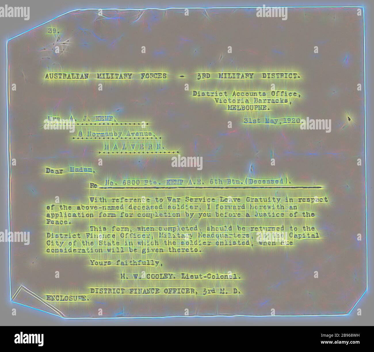 Lettera - le forze militari australiane alla sig.ra A. J. Kemp, Gratuità del congedo di guerra, 31 maggio 1920, lettera dell'Ufficio dei conti distrettuali delle forze militari australiane 3° distretto militare alla sig.ra Annie Josephine Kemp, vedova del soldato privato della prima guerra mondiale Albert Edward Kemp, che è stato ucciso in azione nel 1917. La lettera spiega che un modulo di domanda è allegato per il completamento da Annie prima di una Giustizia della Pace e deve essere restituito al Direttore finanziario del Distretto, militare, Reimagined da Gibon, disegno di caldo allegro incandescente di luminosità e di radiazione di raggi di luce. Reinven arte classica Foto Stock