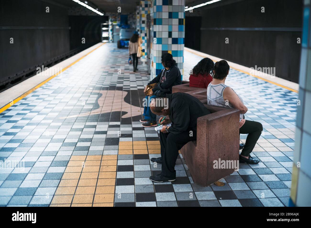 I viaggiatori che attendono il treno della metropolitana al terminal occidentale di Hollywood a Los Angeles, California. Foto Stock