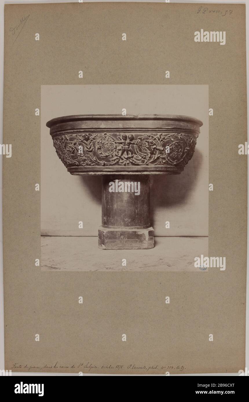 Fondazioni di pietra nelle cantine di San Sulpice. Ottobre 1875. Fonte battesimale di pietra dalle cantine di Saint-Sulpice 6 ° arrondissement, Parigi. Ottobre 1875. Emonts ou Emonds, Pierre. Font de pierre dans les caves de St Sulpice. Ottobre 1875. 'Fonts baptismaux de pierre provenant des caves de Saint-Sulpice, 6ème circondario, Parigi. Ottobre 1875'. Tirage sur papier albuminé. En 1895-1895. Parigi, musée Carnavalet. Foto Stock