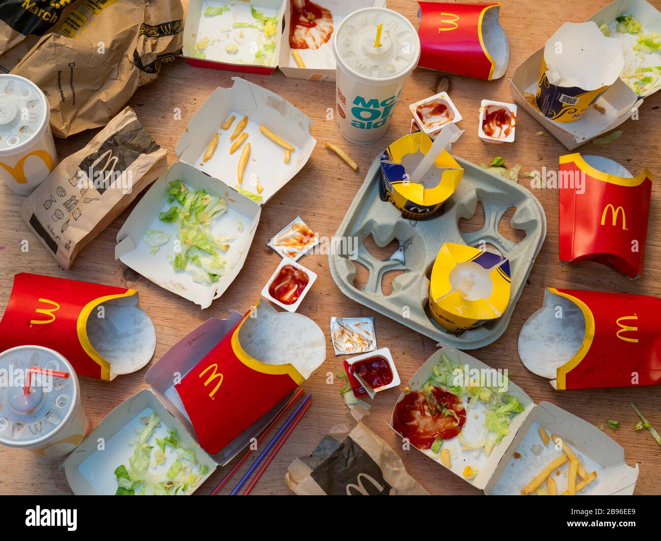 Empty McDonald's Take Away Food Packaging, McDonald's è una catena di ristoranti fast food fondata nel 1940. Foto Stock