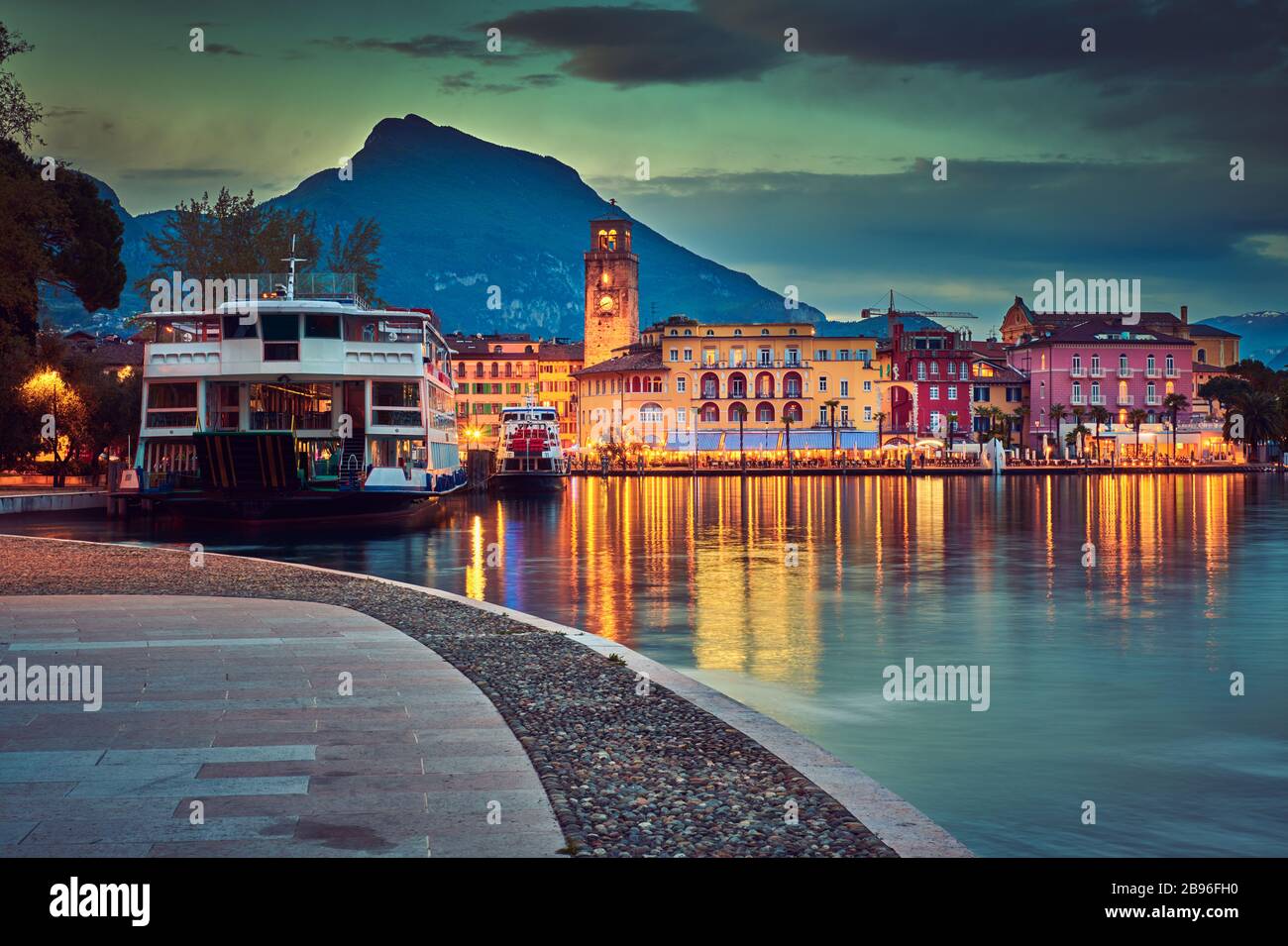 Bellissima vista di notte Riva del Garda, Lago di Garda, Italia Foto Stock