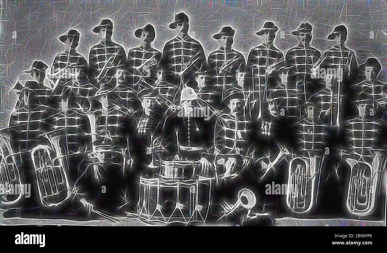 Negativo - Ordine indipendente di Rechabites Band, Geelong, Victoria, 1908, membri di una band di ottone. Membri del I.O.R. (Ordine indipendente dei Rechabites) banda di Geelong nel 1908. L'I.O.R. era una società amichevole per il movimento di temperanza, che sosteneva l'astinenza totale dall'alcol. Questa band divenne la Geelong West Band., Reimagined by Gibon, design di calore allegro di luminosità e raggi di luce radianza. Arte classica reinventata con un tocco moderno. La fotografia ispirata al futurismo, che abbraccia l'energia dinamica della tecnologia moderna, del movimento, della velocità e rivoluziona la cultura. Foto Stock