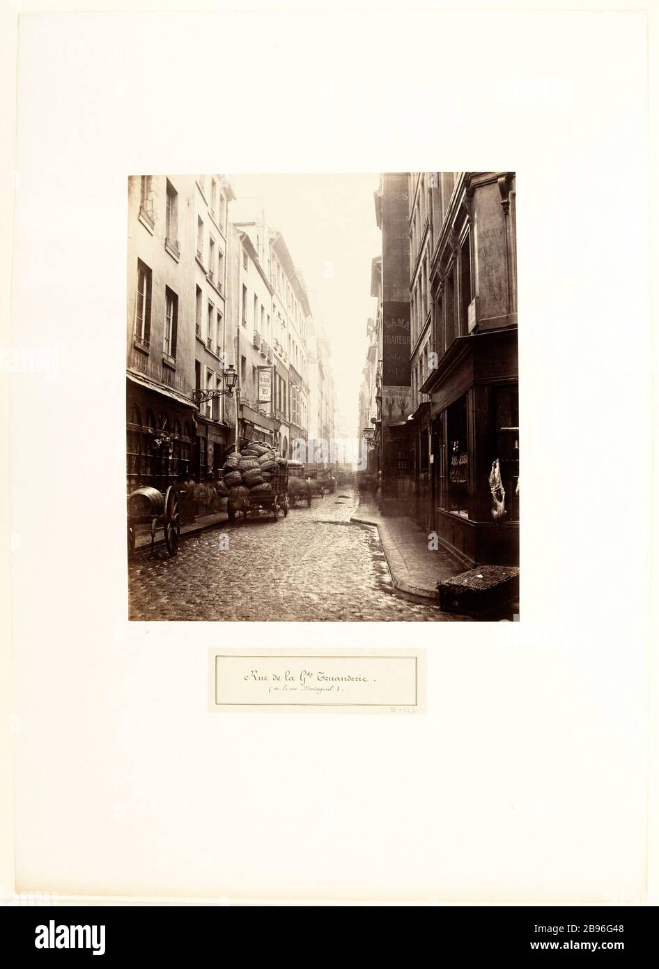 Great Truanderie Street (rue Montorgueil) Rue de la Grande-Truanderie, vue pry se la rue Montorgueil. Parigi, (Ier arr.), entre 1865 e 1868. Photographie de Charles Marville (1813-1879). Parigi, musée Carnavalet. Foto Stock